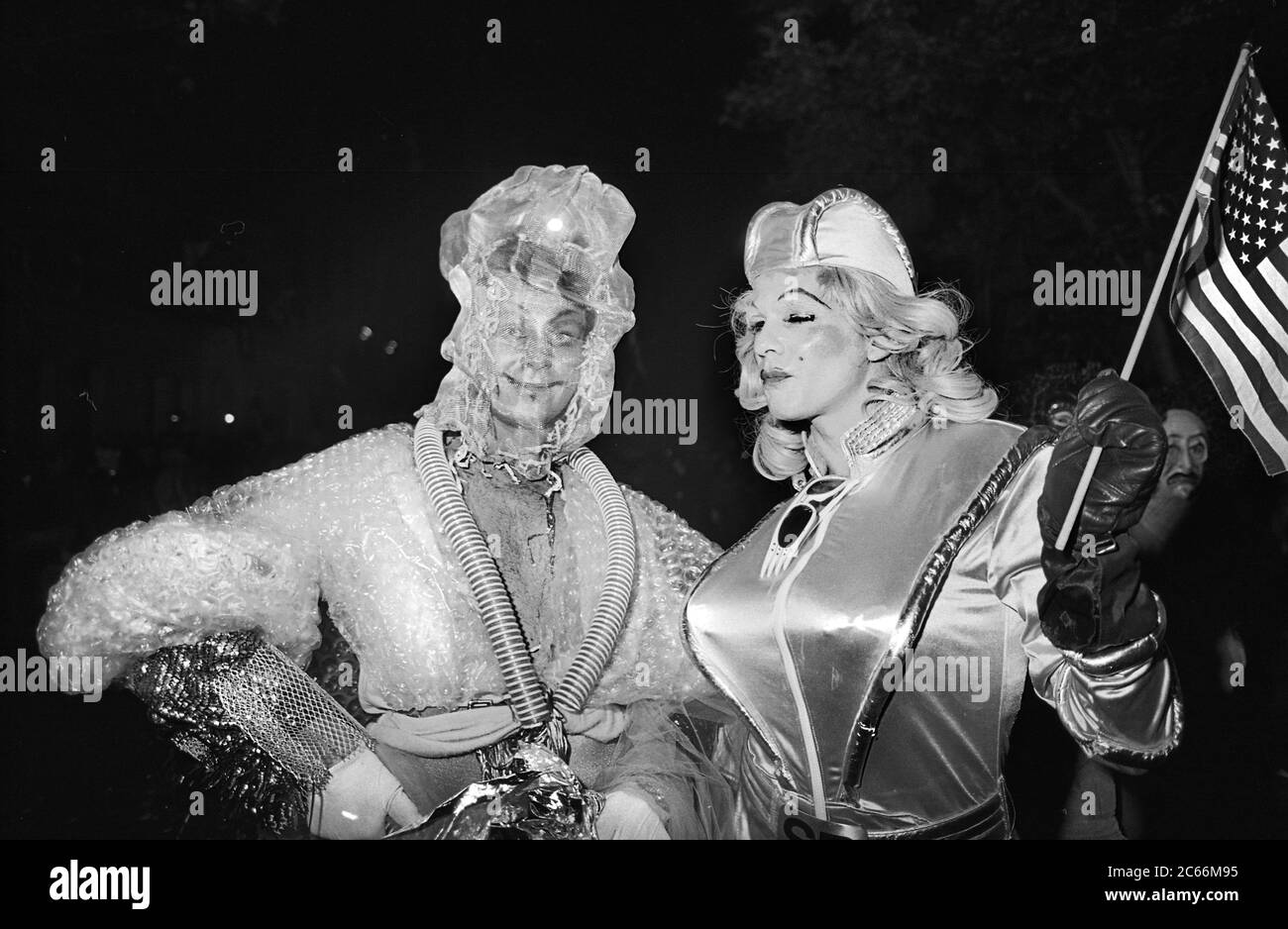 Costumi creativi alla Greenwich Village Halloween Parade, New York City, USA negli anni '80 fotografati con film in bianco e nero di notte. Foto Stock