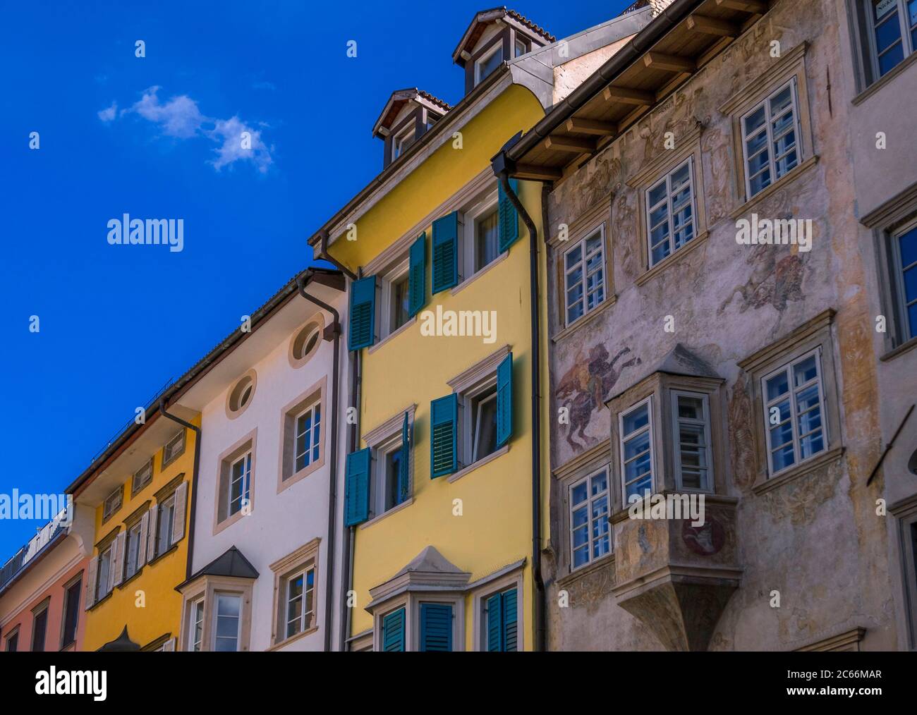 Colorate facciate di case nel centro storico di Bolzano, Alto Adige, Trentino, Italia, Europa Foto Stock