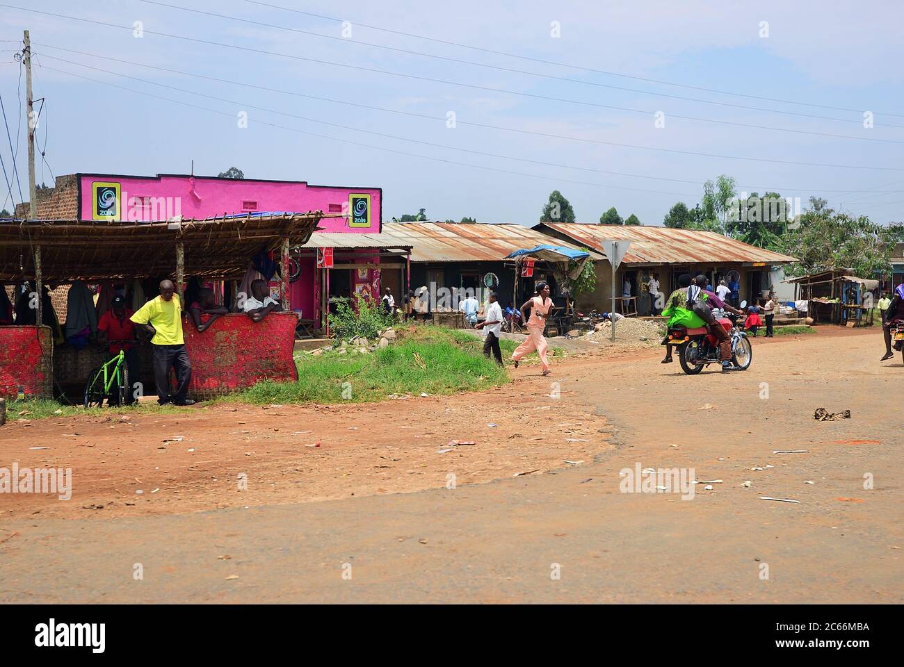 Uganda - 30 agosto 2010: Scena stradale in Uganda centrale. Quasi il 40% degli abitanti locali ha un reddito mensile di appena 2500 scellini in meno di un dollaro Foto Stock
