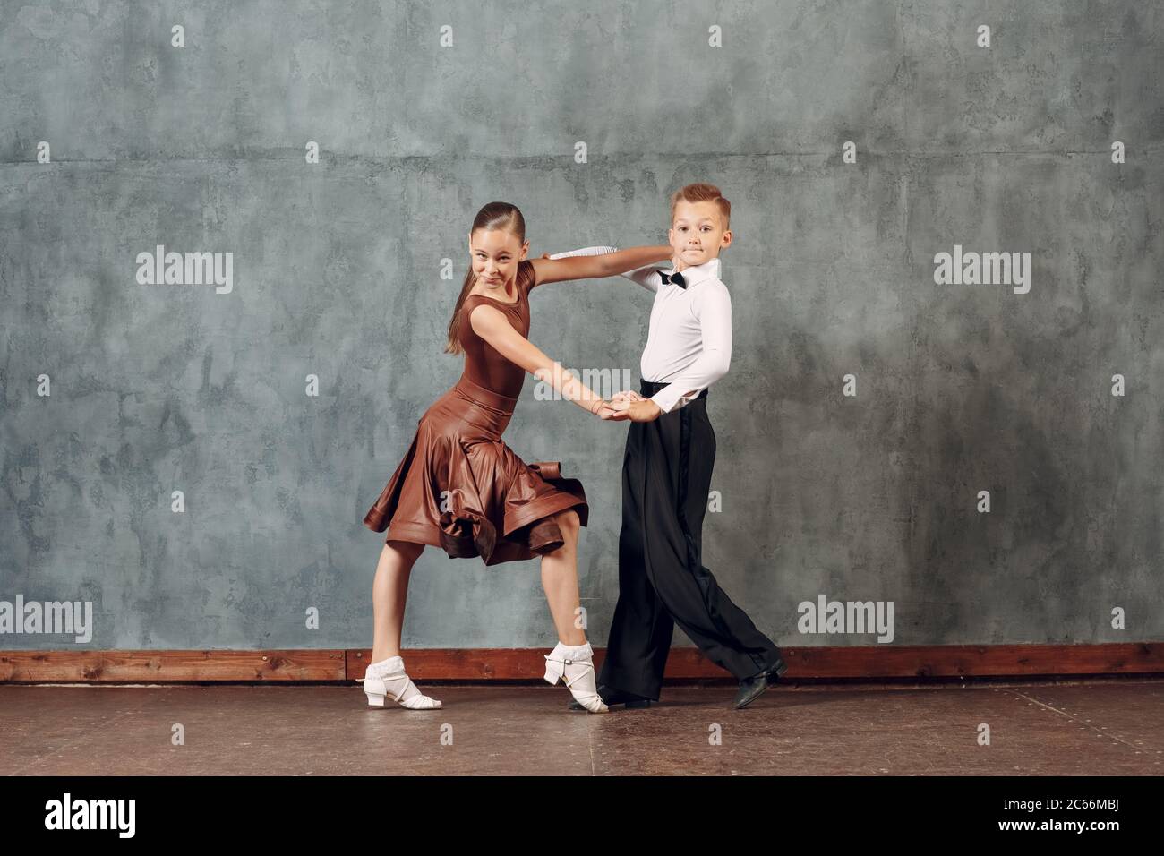 Giovani ballerini, ragazzo e ragazza, ballano danzando Samba. Foto Stock