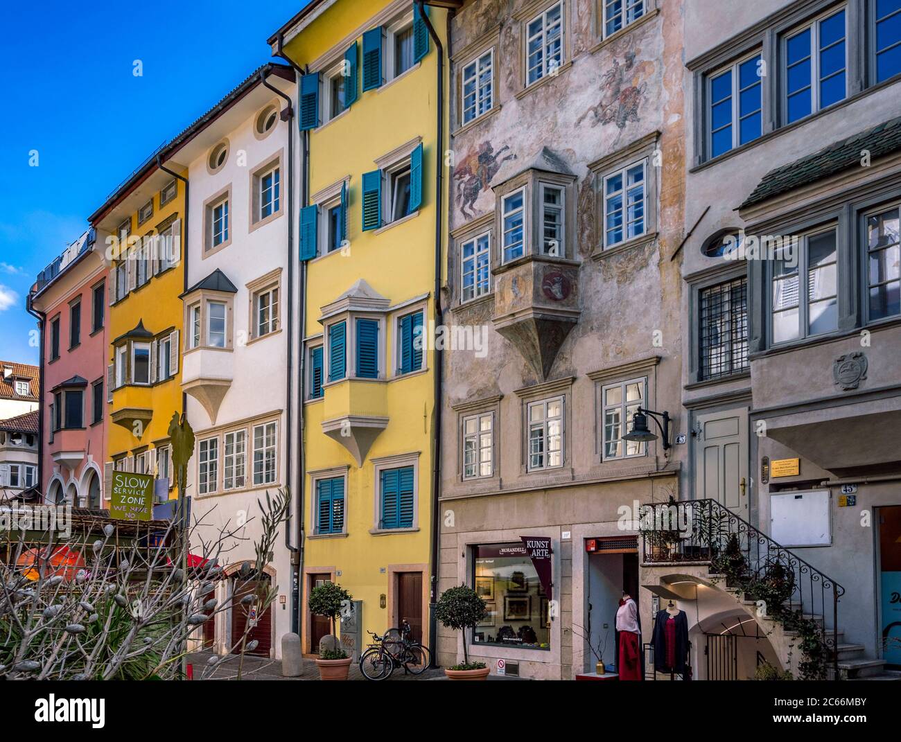 Colorate facciate di case nel centro storico di Bolzano, Alto Adige, Trentino, Italia, Europa Foto Stock