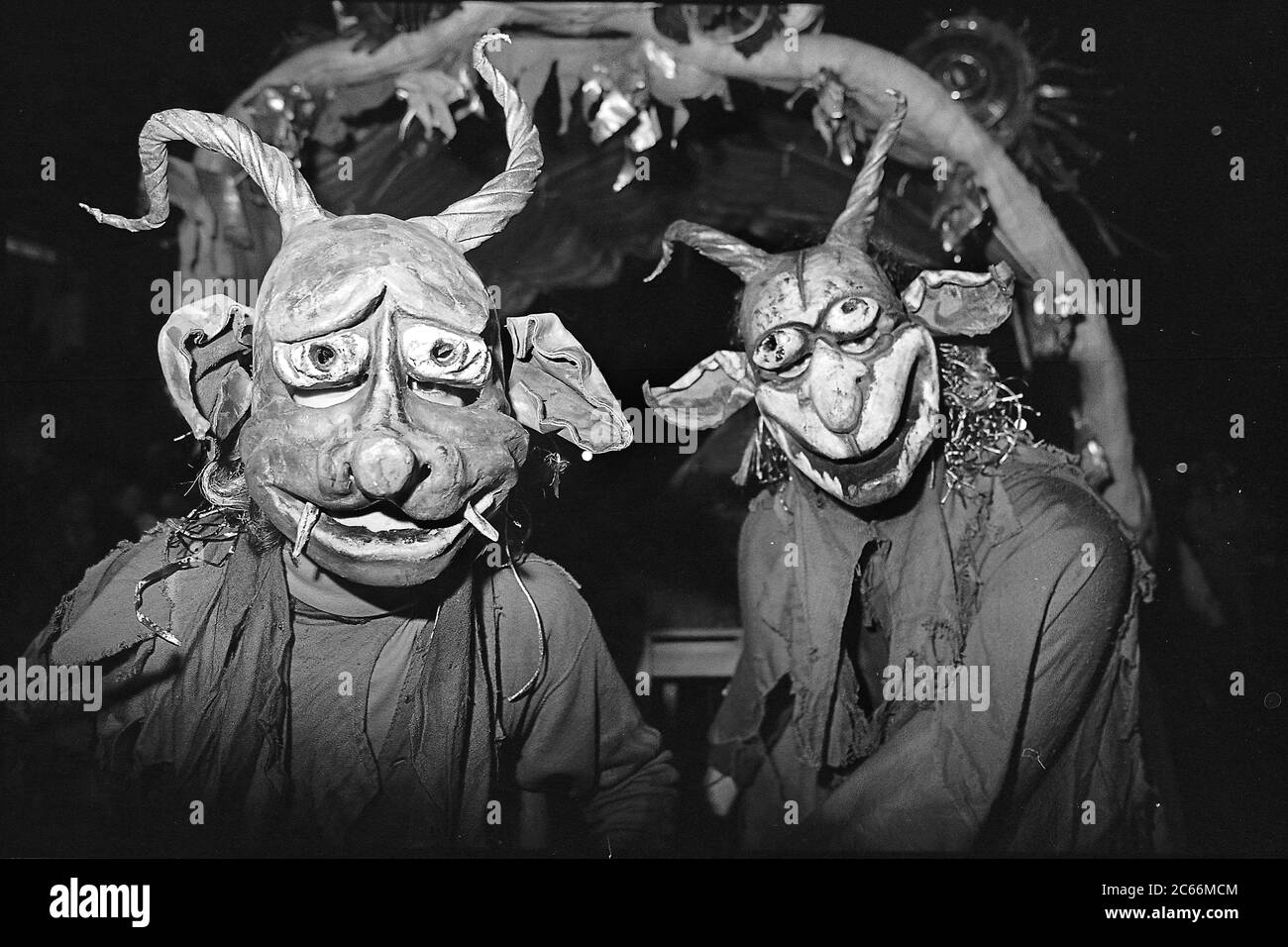 Ghouls con il carrello alla Greenwich Village Halloween Parade, New York City, Stati Uniti negli anni '80 fotografato con film in bianco e nero di notte. Foto Stock