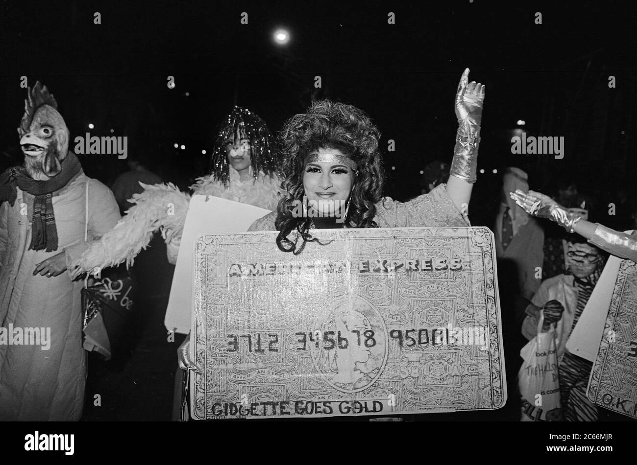 Gidgette al Greenwich Village Halloween Parade, New York City, USA negli anni '80 fotografato con film in bianco e nero di notte. Foto Stock