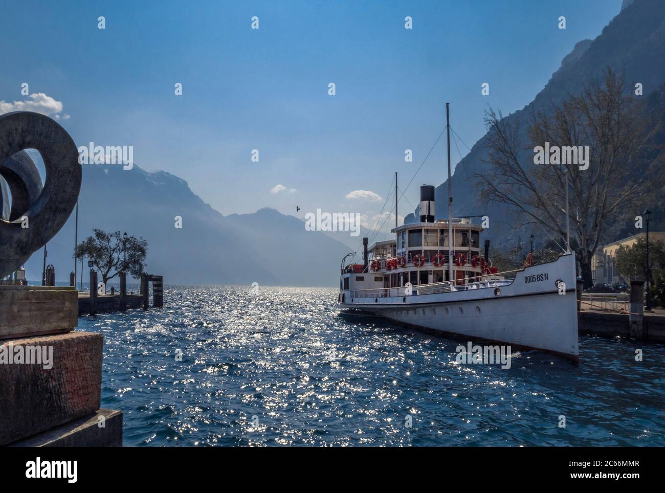 Vista dalla Riva del Garda sul Lago di Garda, Lago di Garda, Trentino, Italia, Europa Foto Stock