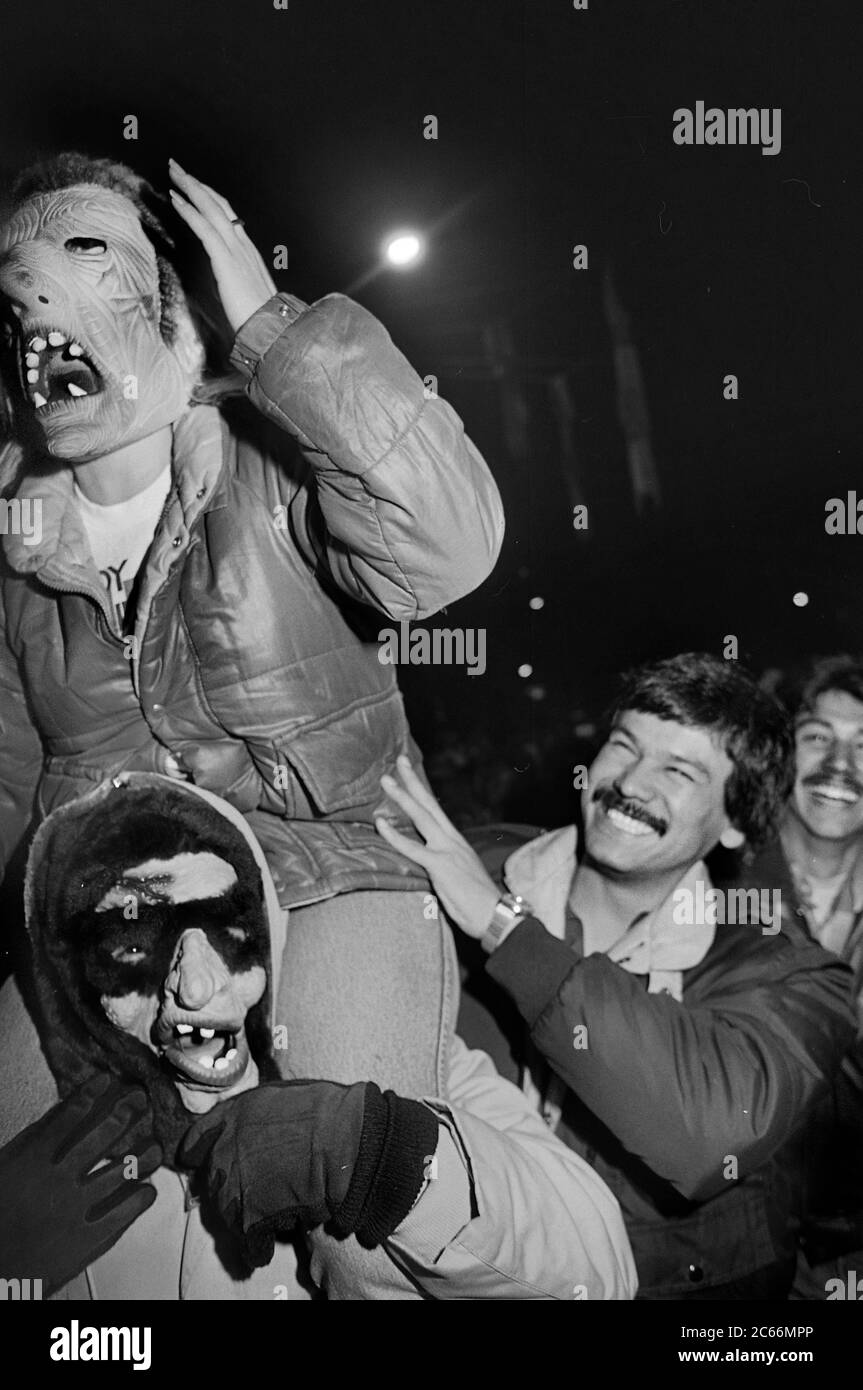 Partecipanti alla Greenwich Village Halloween Parade, New York City, USA negli anni '80 fotografati con film in bianco e nero di notte. Foto Stock