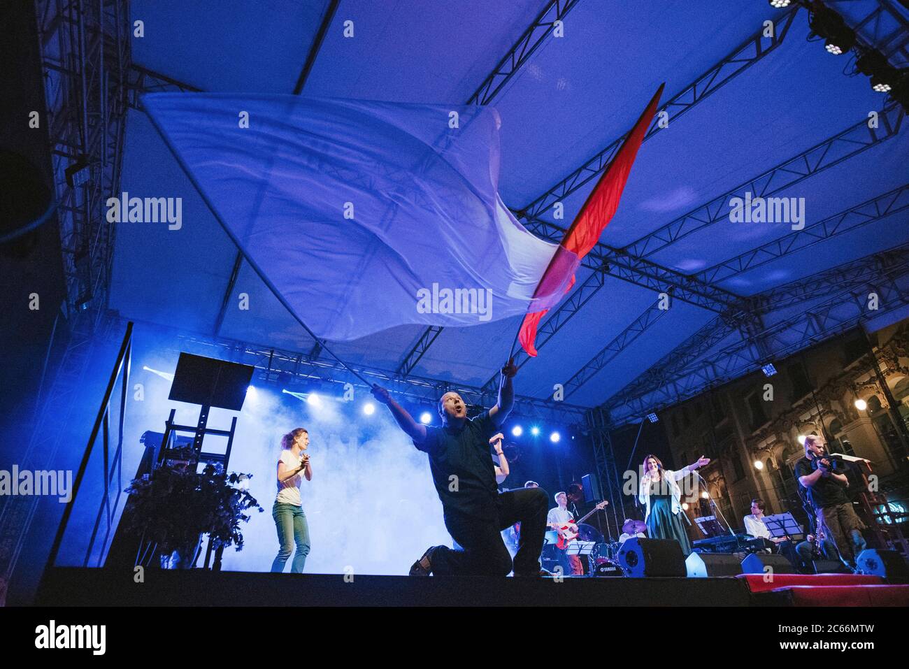 La gente danza durante un concerto a Cracovia, Polonia Foto Stock