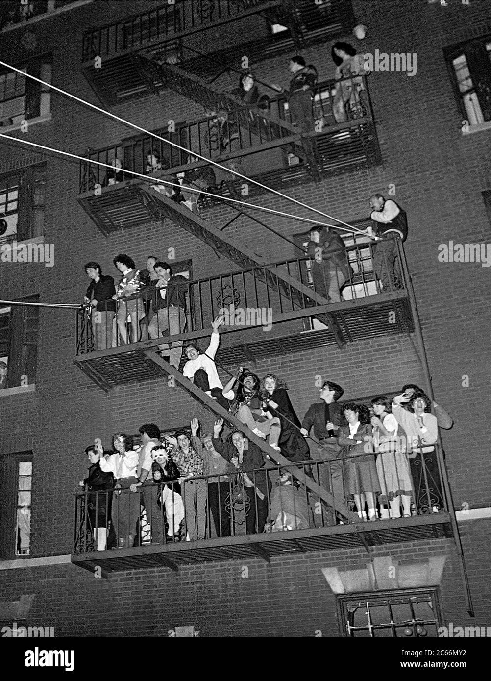 Le persone in fuga fuoco al Greenwich Village Halloween Parade, New York City, Stati Uniti negli anni '80 fotografato con film in bianco e nero di notte. Foto Stock