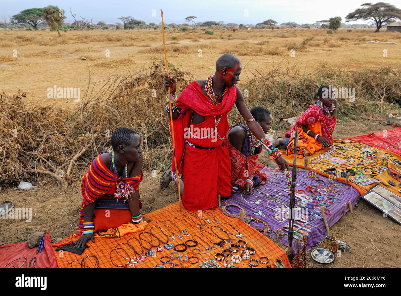 MASAI MARA, KENYA - AGOSTO 24: Venditori locali della tribù Masai offrono merci nel mercato, il 24 Agosto 2010 a Masai Mara. Accessori tradizionali fatti a mano Foto Stock