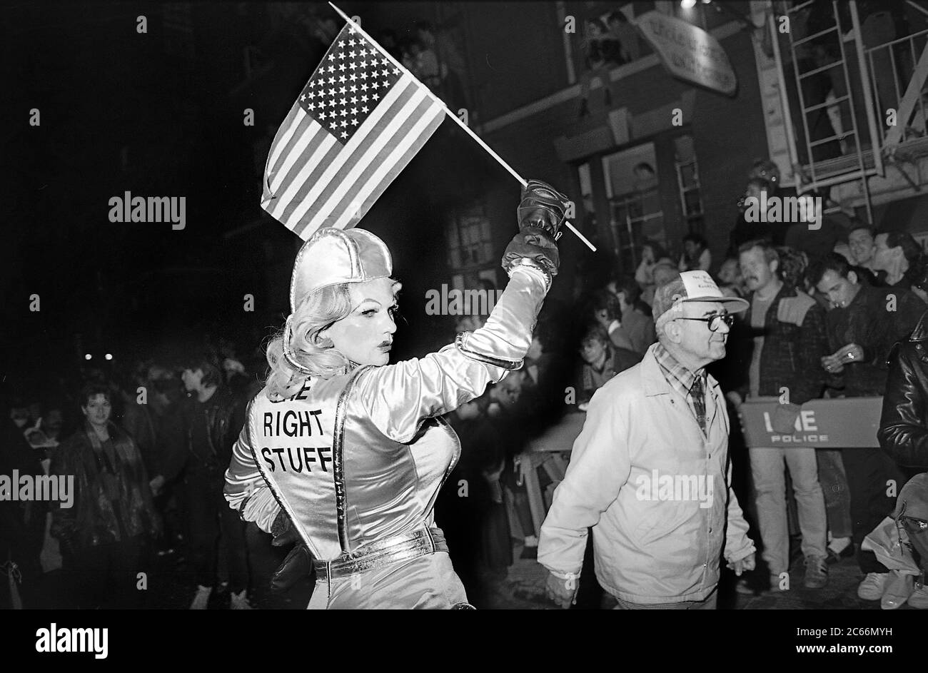 Il 'Right Stuff' al Greenwich Village Halloween Parade, New York City, USA negli anni '80 fotografato con film in bianco e nero di notte. Foto Stock