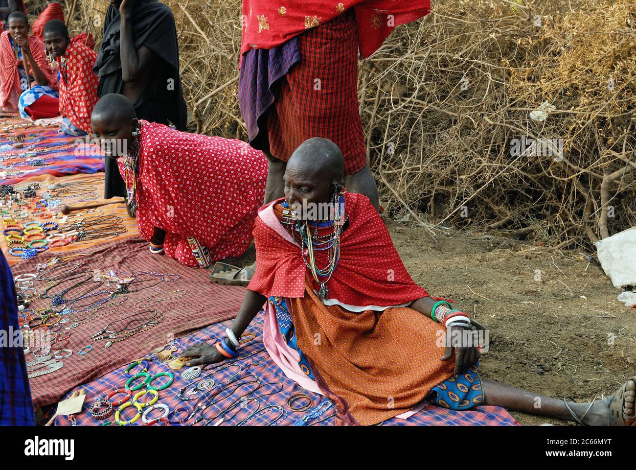 MASAI MARA, KENYA - 23 AGOSTO 2010: I venditori locali della tribù Masai offrono merci sul mercato. Accessori tradizionali fatti a mano molto popolare souvenir tra Foto Stock