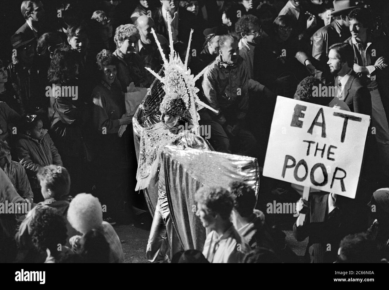 Mangia i costumi poveri al Greenwich Village Halloween Parade, New York City, USA negli anni '80 fotografati con film in bianco e nero di notte. Foto Stock