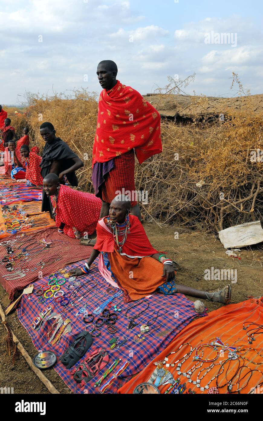 MASAI MARA, KENYA - AGOSTO 23: Venditori locali della tribù Masai offrono merci nel mercato, il 23 Agosto 2010 a Masai Mara. Accessori tradizionali fatti a mano Foto Stock