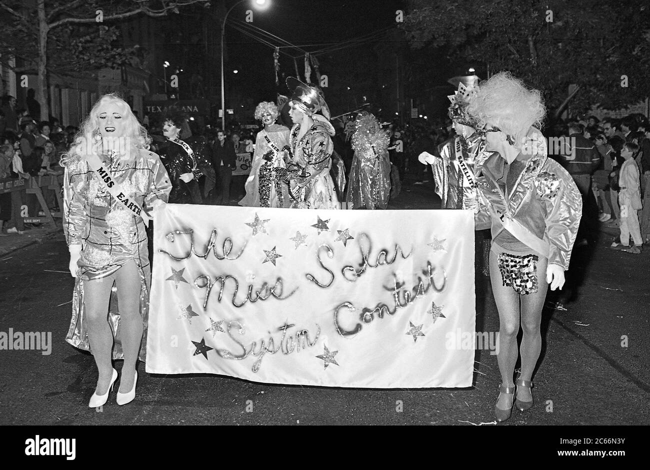 Miss Solar System Contest al Greenwich Village Halloween Parade, New York City, USA negli anni '80 fotografato con film in bianco e nero di notte. Foto Stock