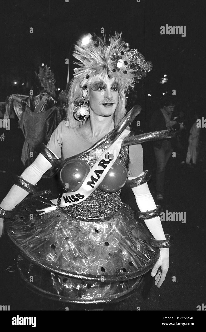 Miss Mars al Greenwich Village Halloween Parade, New York City, USA negli anni '80 fotografato con film in bianco e nero di notte. Foto Stock