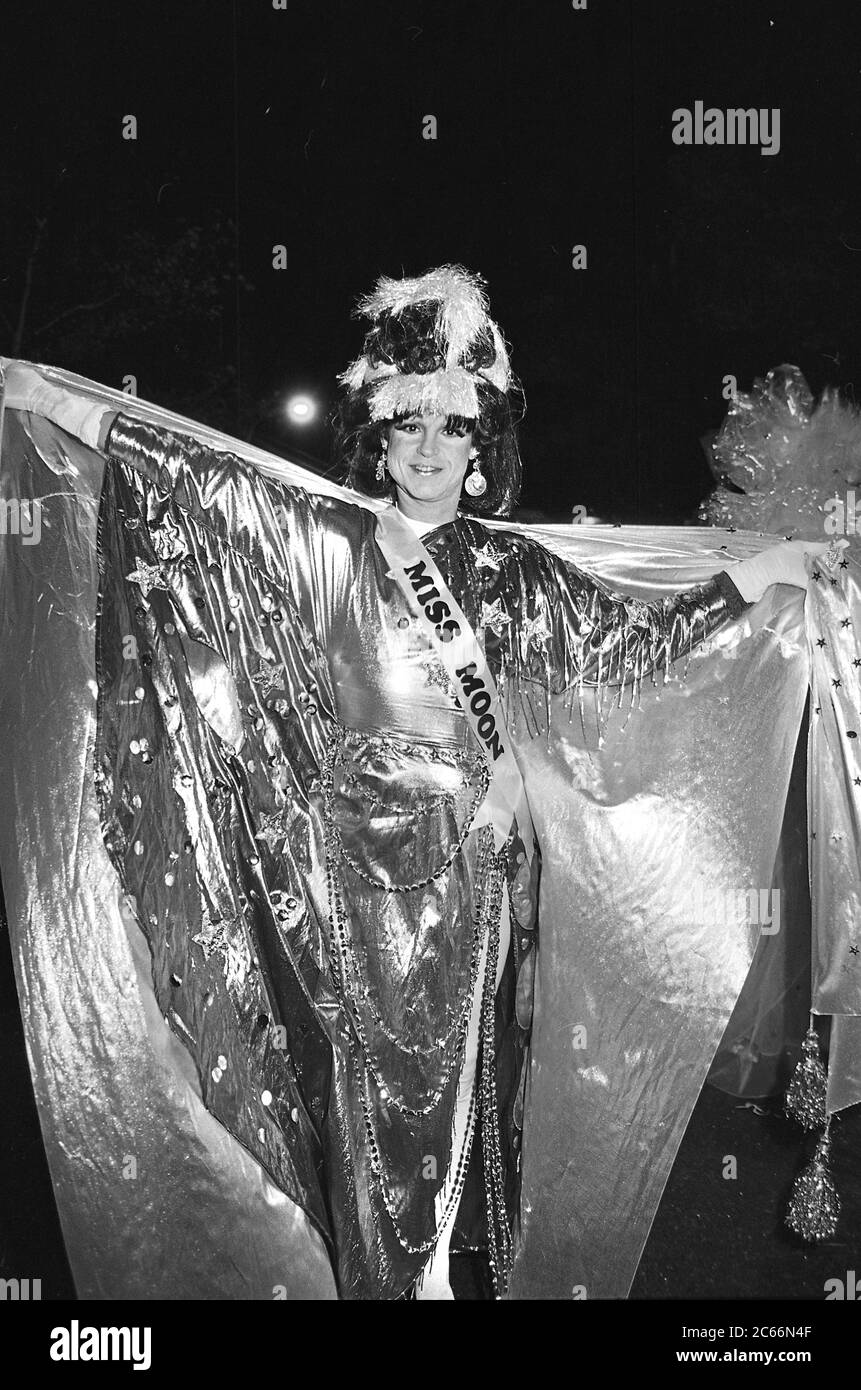 Miss Moon al Greenwich Village Halloween Parade, New York City, USA negli anni '80 fotografato con film in bianco e nero di notte. Foto Stock