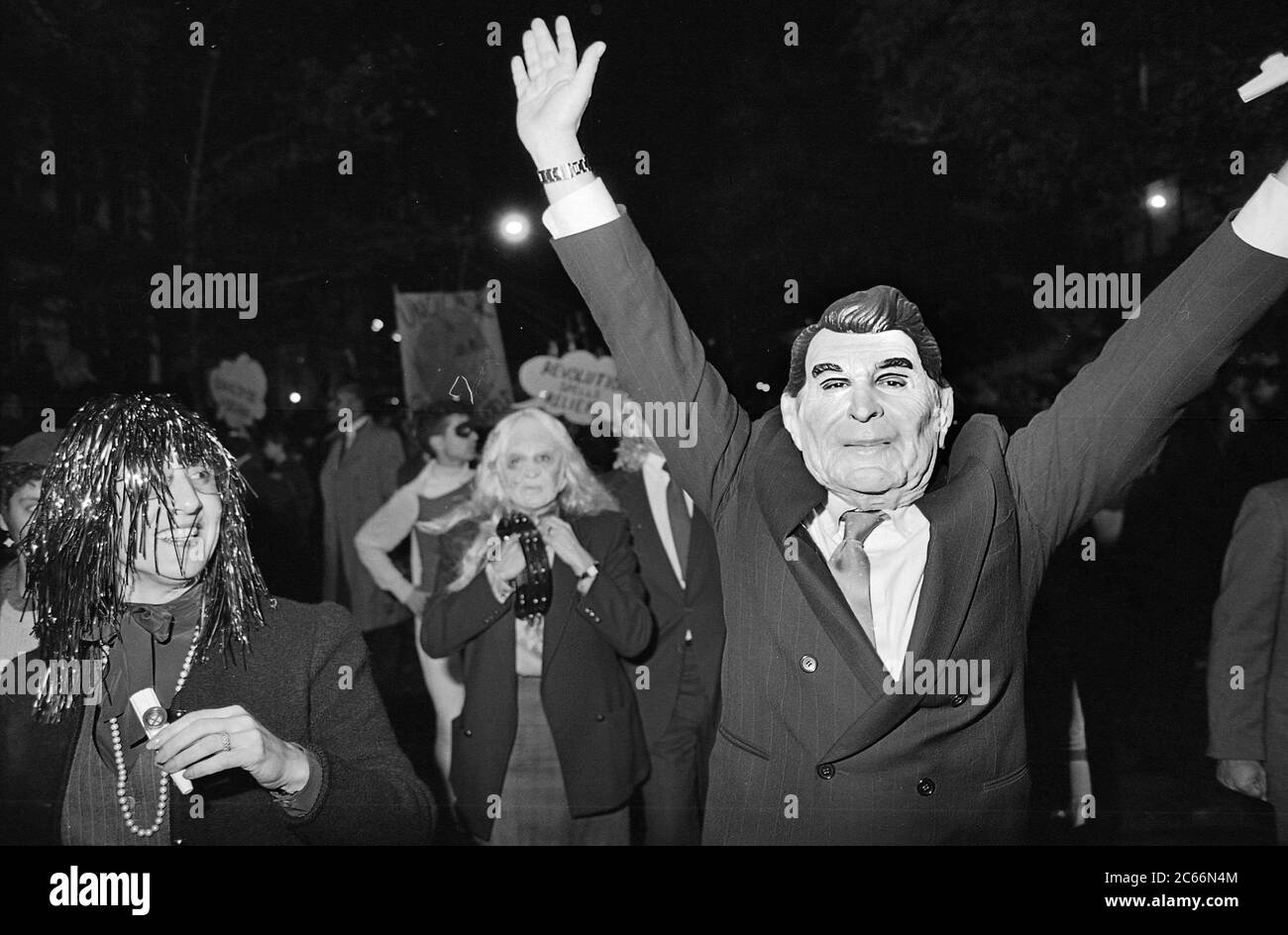 Falso Ronald Regan alla Greenwich Village Halloween Parade, New York City, USA negli anni '80 fotografato con film in bianco e nero di notte. Foto Stock