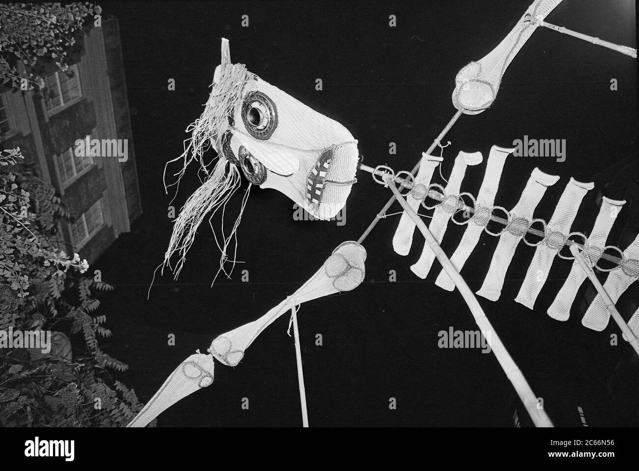 Enorme marionetta di scheletro alla Greenwich Village Halloween Parade, New York City, USA negli anni '80 fotografata con film in bianco e nero di notte. Foto Stock