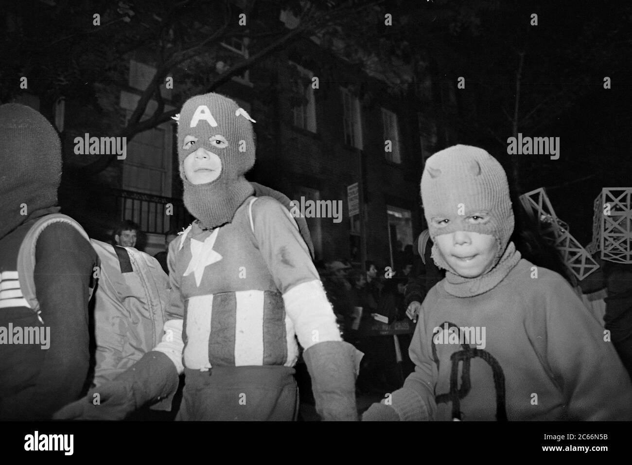 Captain America al Greenwich Village Halloween Parade, New York City, USA negli anni '80 fotografato con film in bianco e nero di notte. Foto Stock
