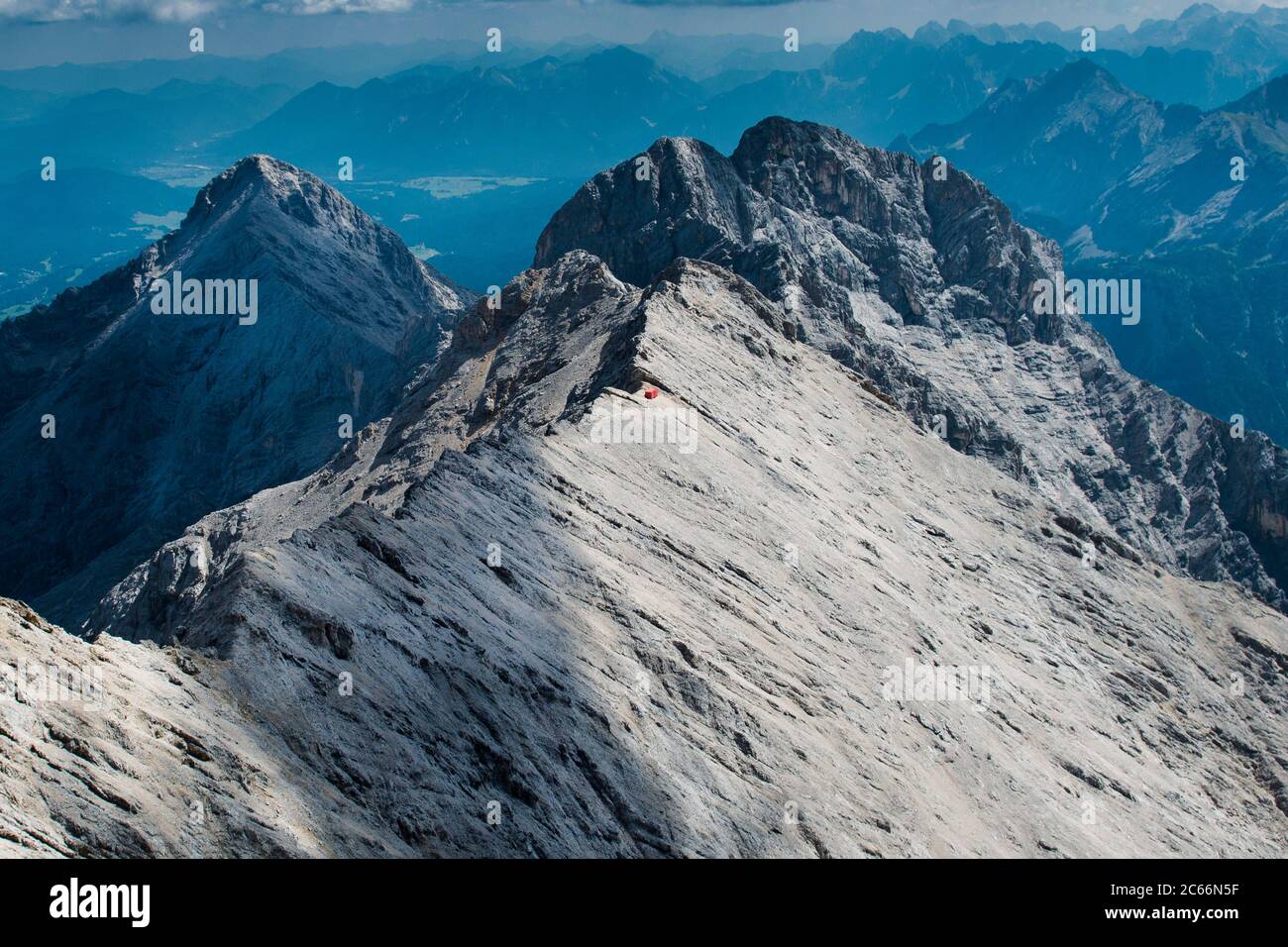 Jubiläumsgrat Arête con scatola bivacco rossa, picco Hochblassen, Alpspitze, vista aerea, Baviera, Germania Foto Stock