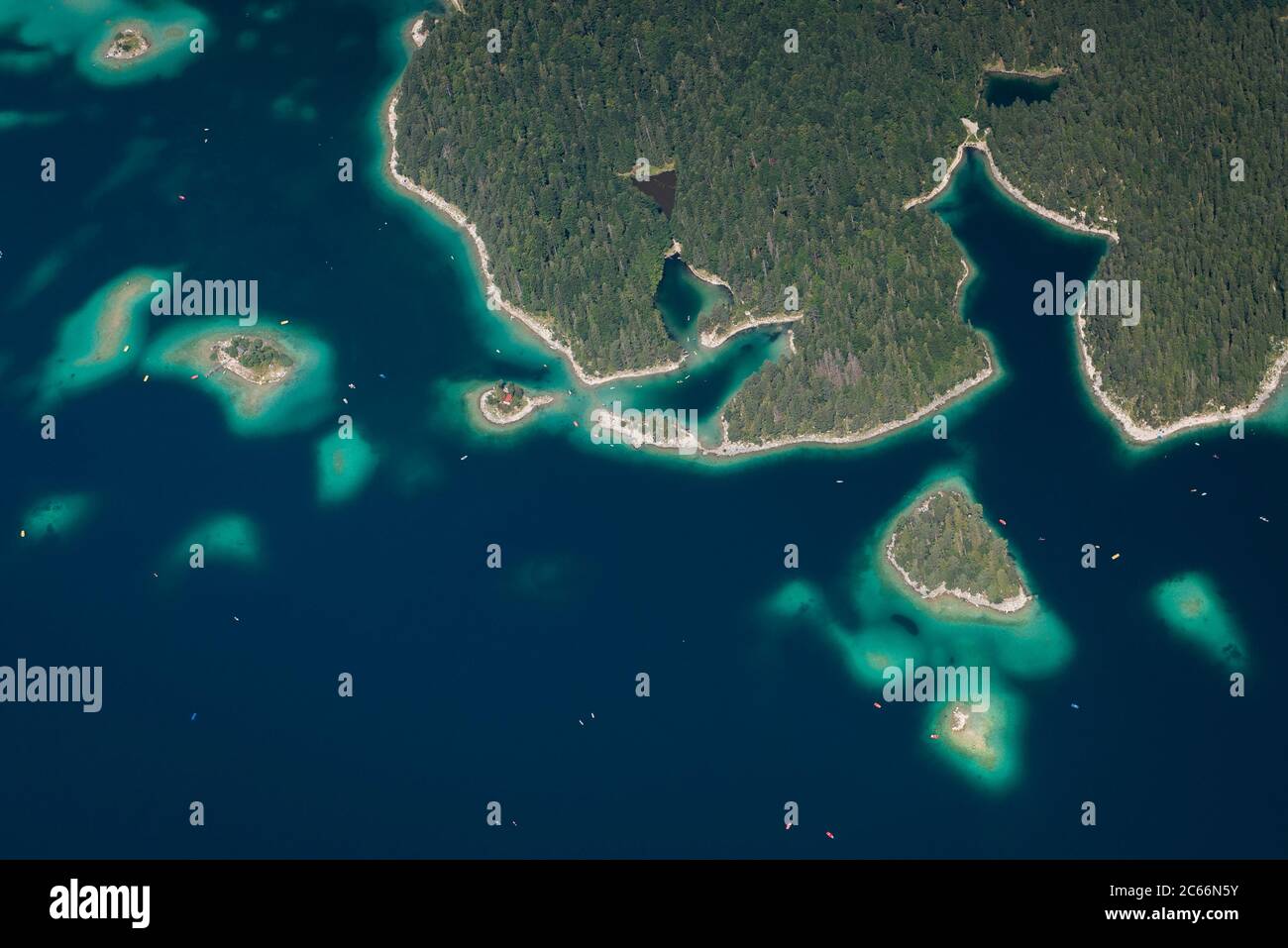 Lago Eibsee con barche, tavole a pale, punti di nuoto, isole, vista aerea, Garmisch-Partenkirchen, Baviera, Germania Foto Stock