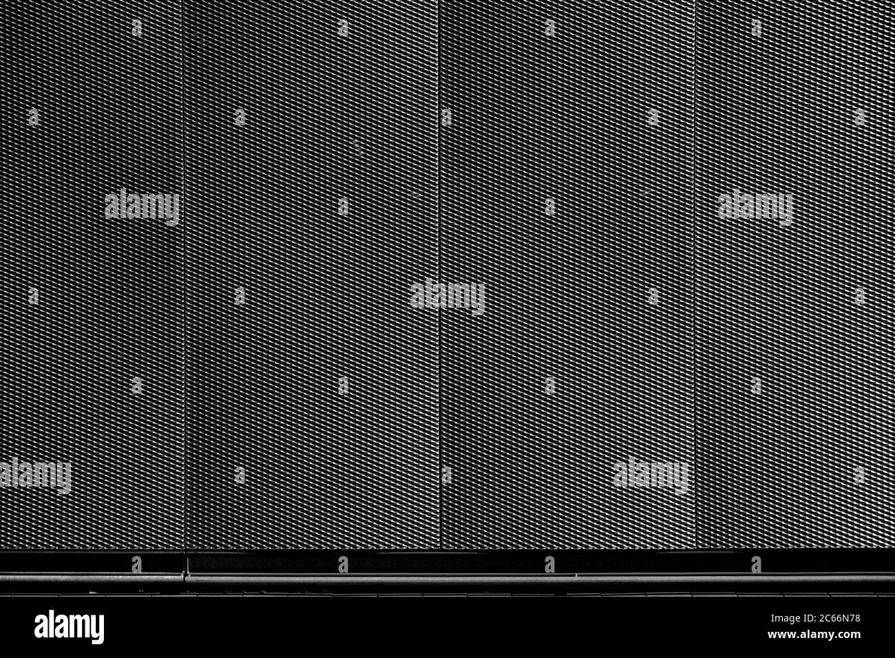 Primo piano di una griglia metallica di una facciata moderna di un edificio d'affari, Foto Stock