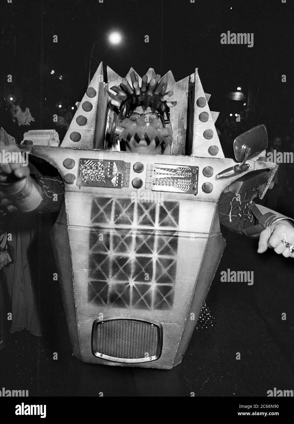 Robot fatto a mano alla Greenwich Village Halloween Parade, New York City, USA negli anni '80 fotografato con film in bianco e nero di notte. Foto Stock