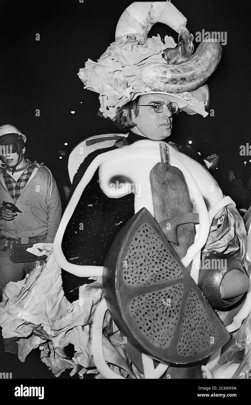 Uomo in costume da insalata alla Greenwich Village Halloween Parade, New York City, USA negli anni '80 fotografato con film in bianco e nero di notte. Foto Stock