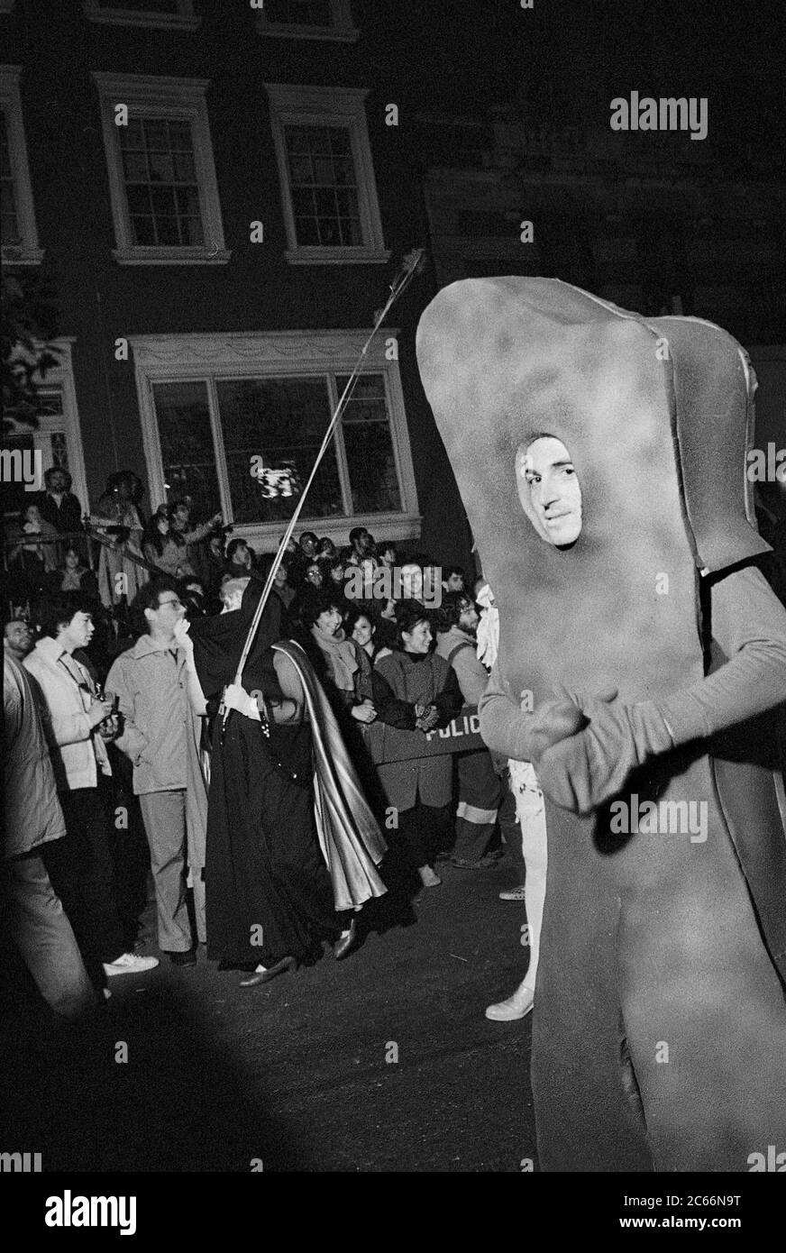 Gumbie al Greenwich Village Halloween Parade, New York City, USA negli anni '80 fotografato con film in bianco e nero di notte. Foto Stock