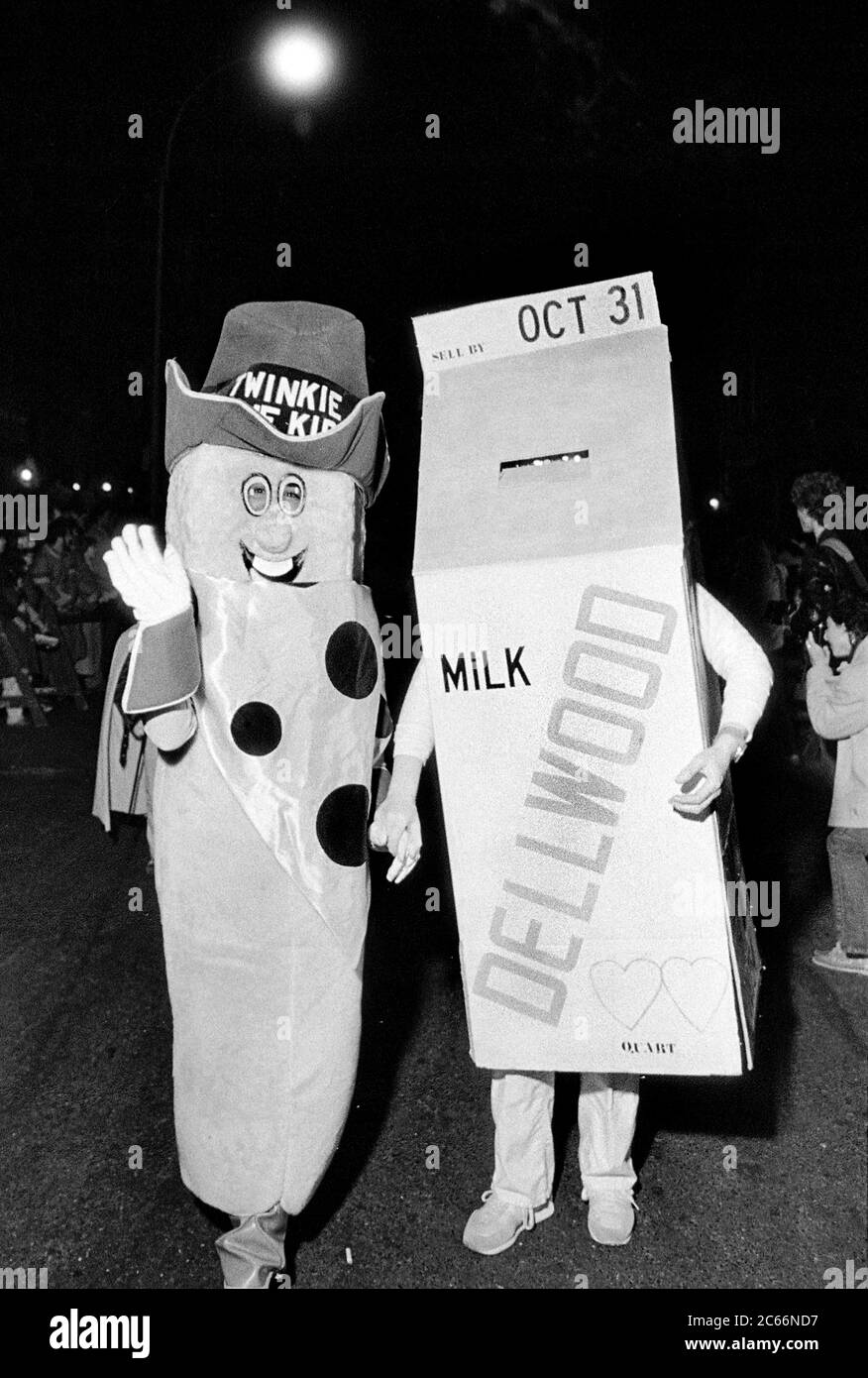Lattiera e Twinkie alla Greenwich Village Halloween Parade, New York City, USA negli anni '80 fotografati con film in bianco e nero di notte. Foto Stock