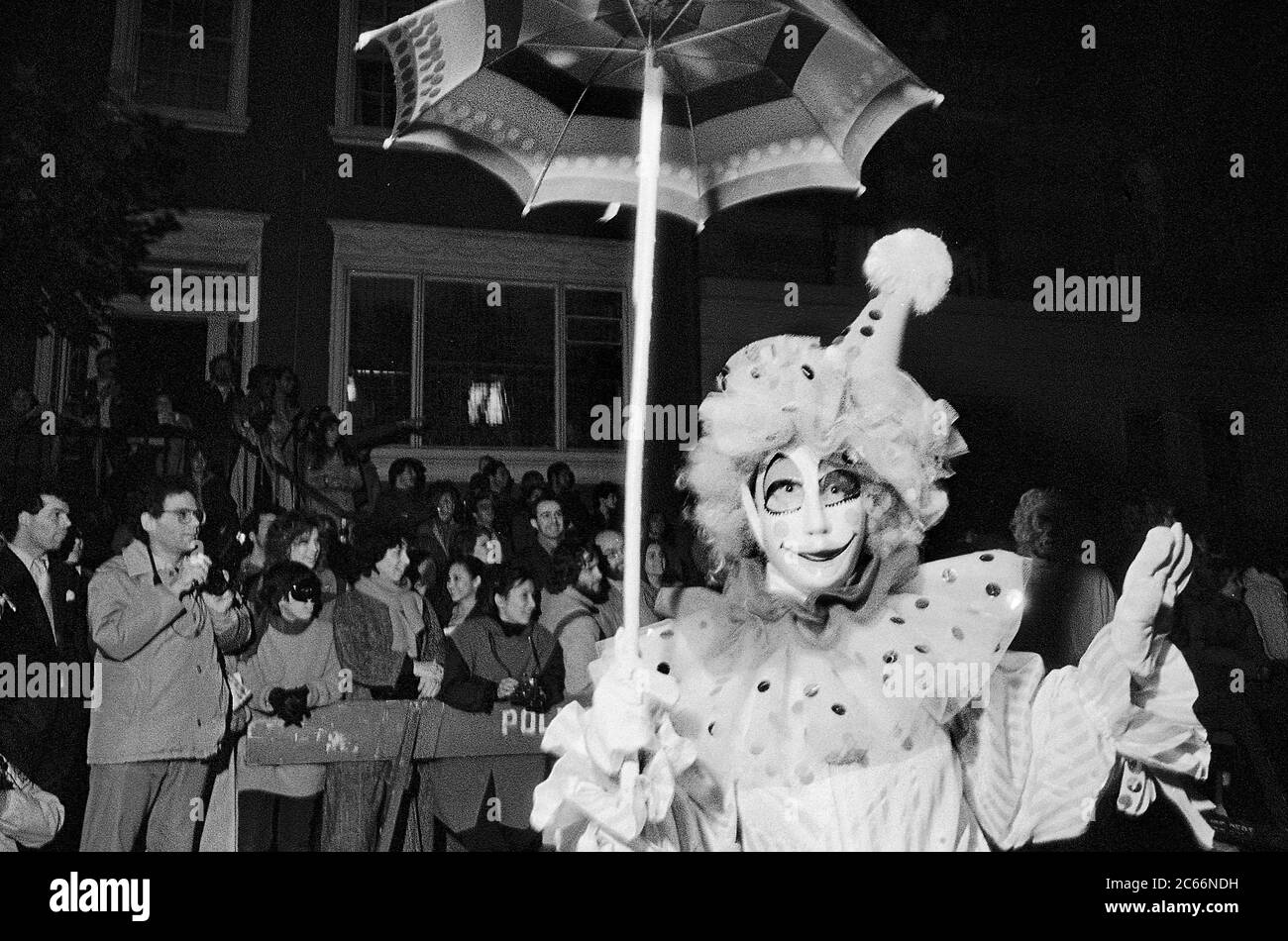 Clown al Greenwich Village Halloween Parade, New York City, USA negli anni '80 fotografato con film in bianco e nero di notte. Foto Stock