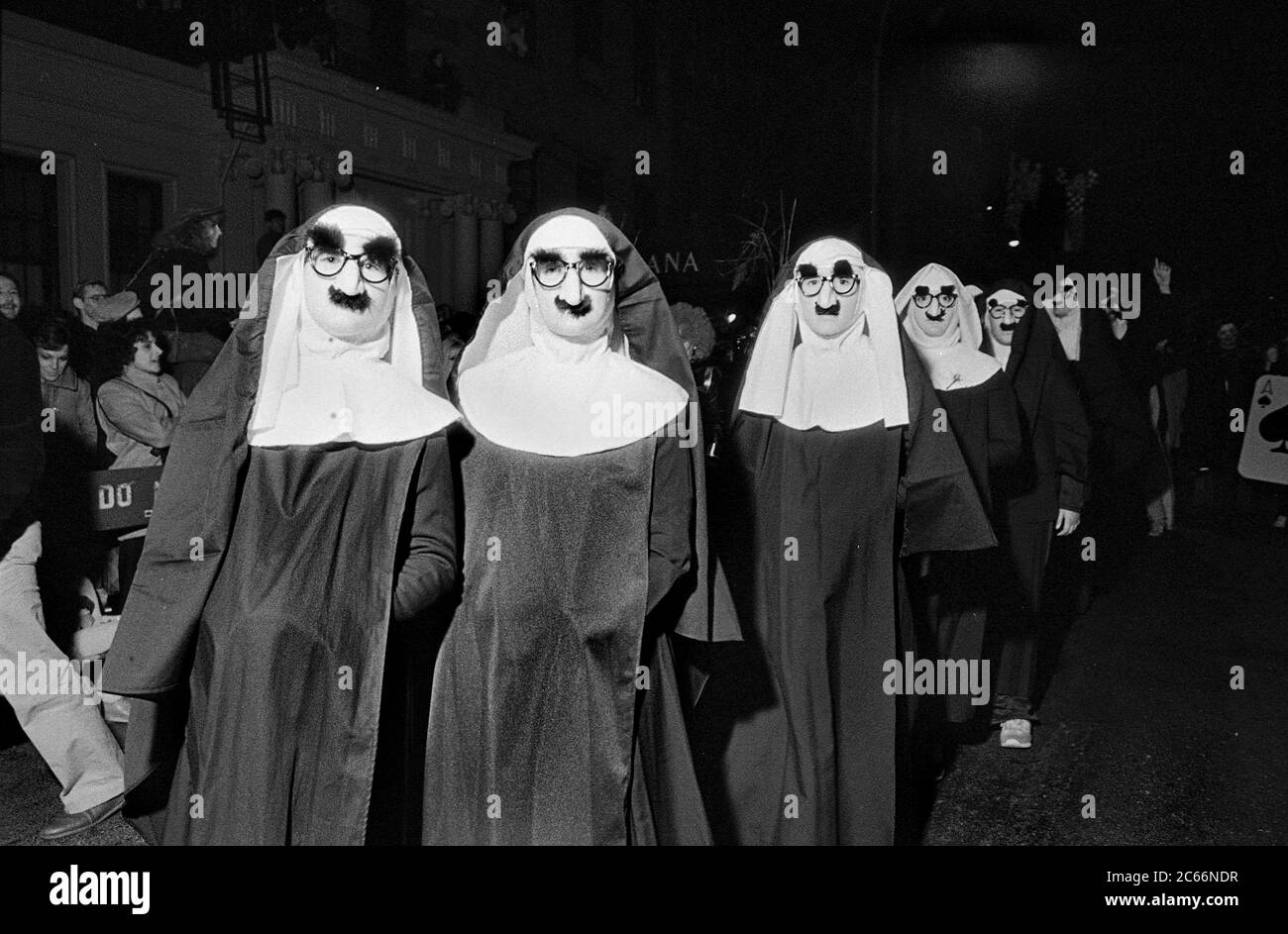 Monache con Groucho annuisce alla Greenwich Village Halloween Parade, New York City, USA negli anni '80 fotografate con film in bianco e nero di notte. Foto Stock
