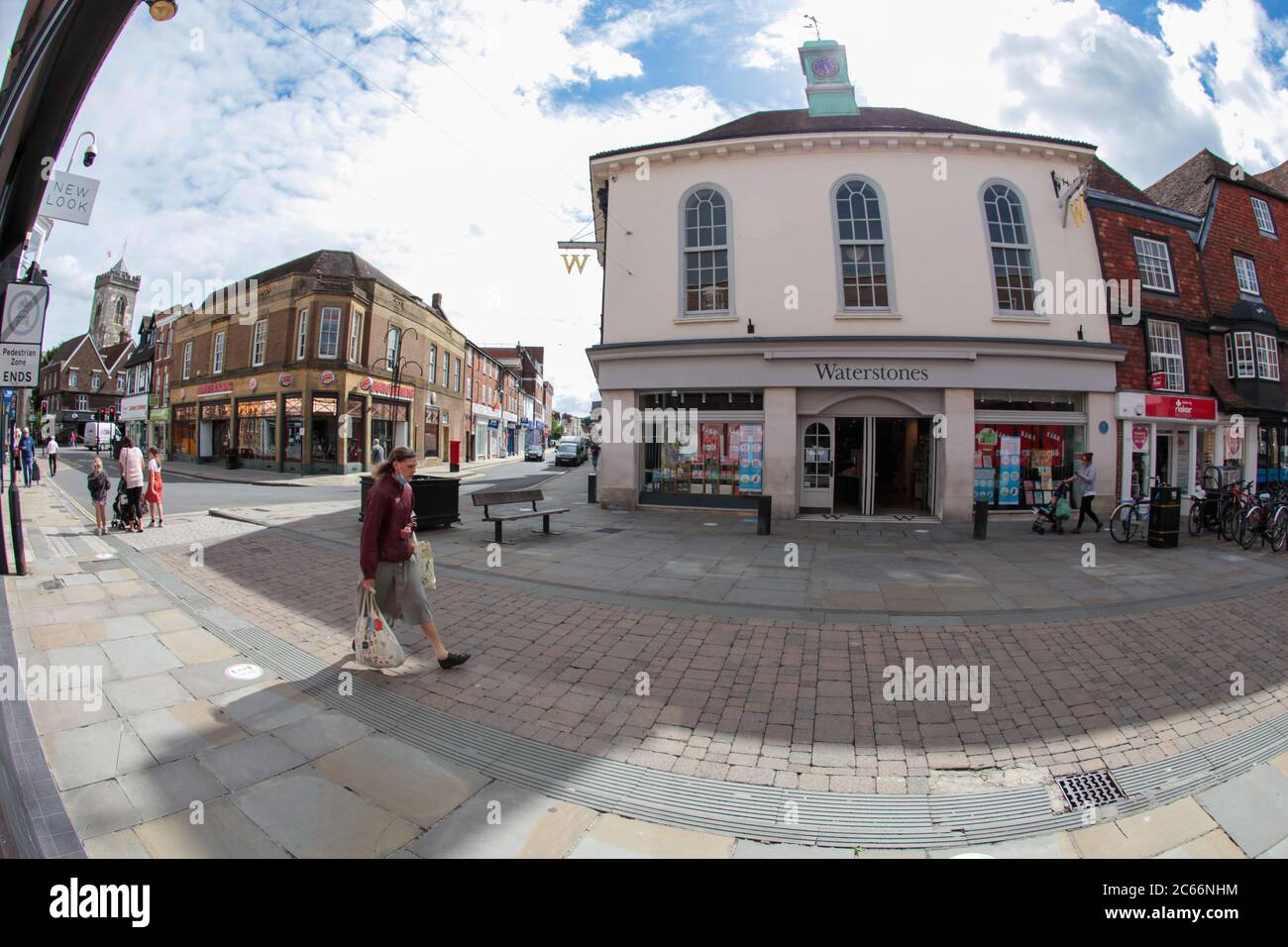 Libreria Waterstones nella High Street Salisbury Wiltshire UK. Le imprese ricominciare lentamente dopo l’allentamento delle restrizioni di blocco. Luglio 2020. Foto Stock