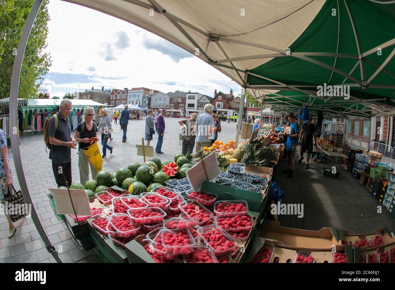 Emergendo da Lockdown - Salisbury mercato dopo l'abolizione delle misure di Lockdown a seguito del Coronavirus Pandemic.July 2020 UK. Foto Stock