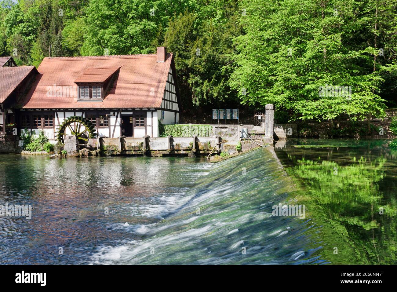 Mulino a Blautopf, Blaubeuren, Giura svevo, Baden-Württemberg, Germania Foto Stock