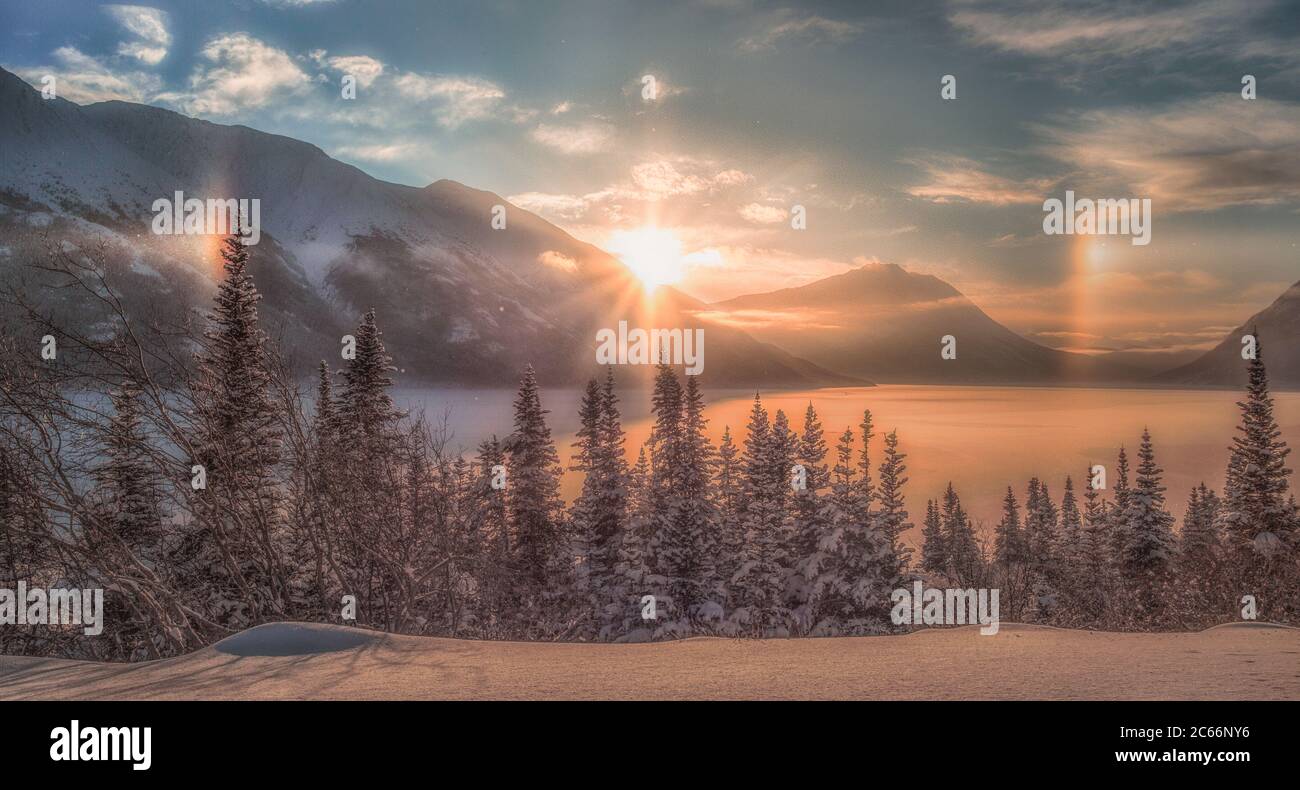 Paesaggio invernale in Yukon Territory, sundog Foto Stock