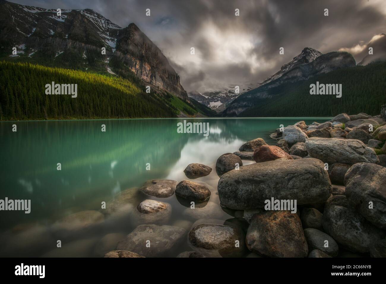 Vista del lago in Banff-Nationalpark, Alberta, Canada Foto Stock