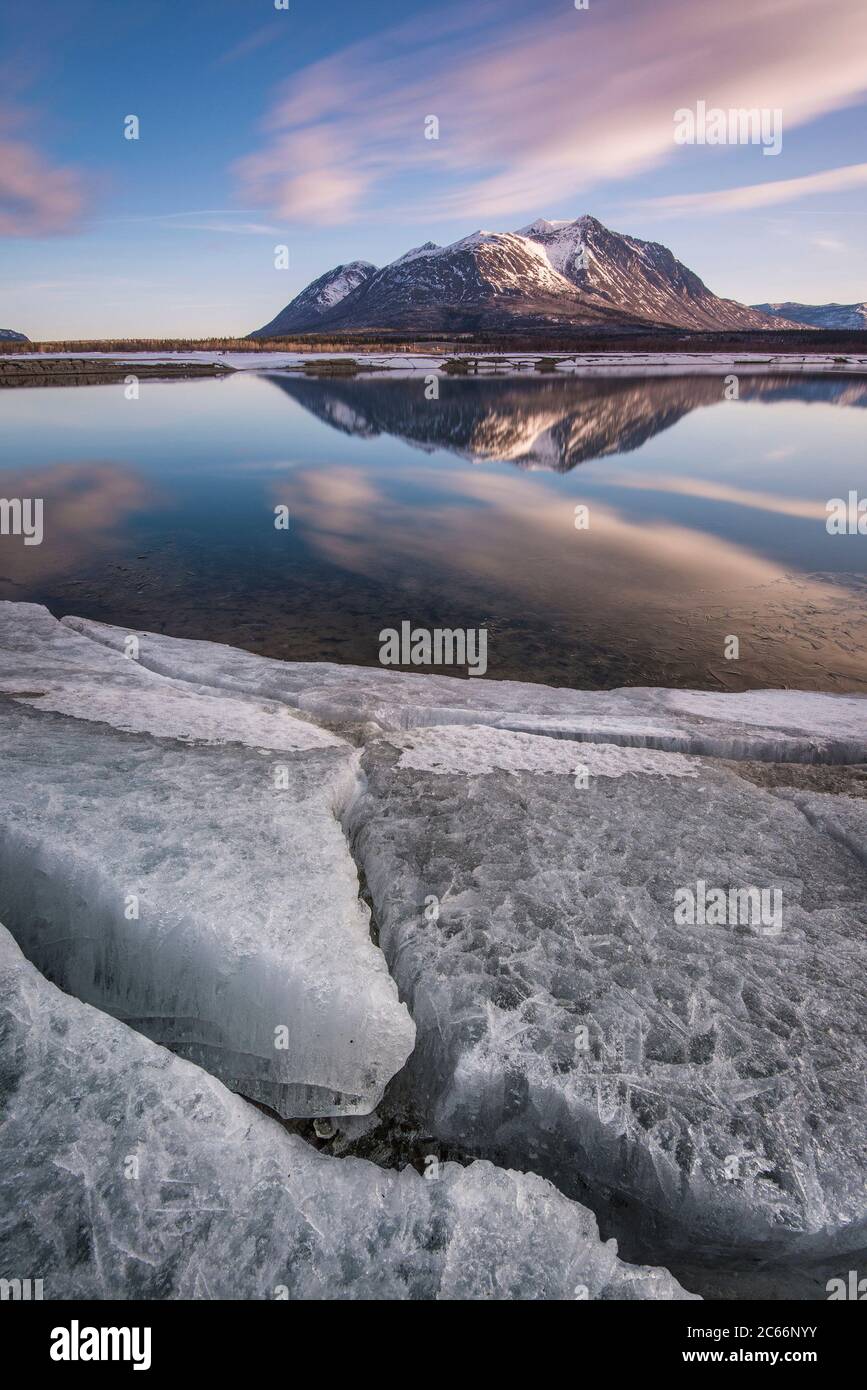 Rompere il ghiaccio in Yukon Territory, Canada Foto Stock