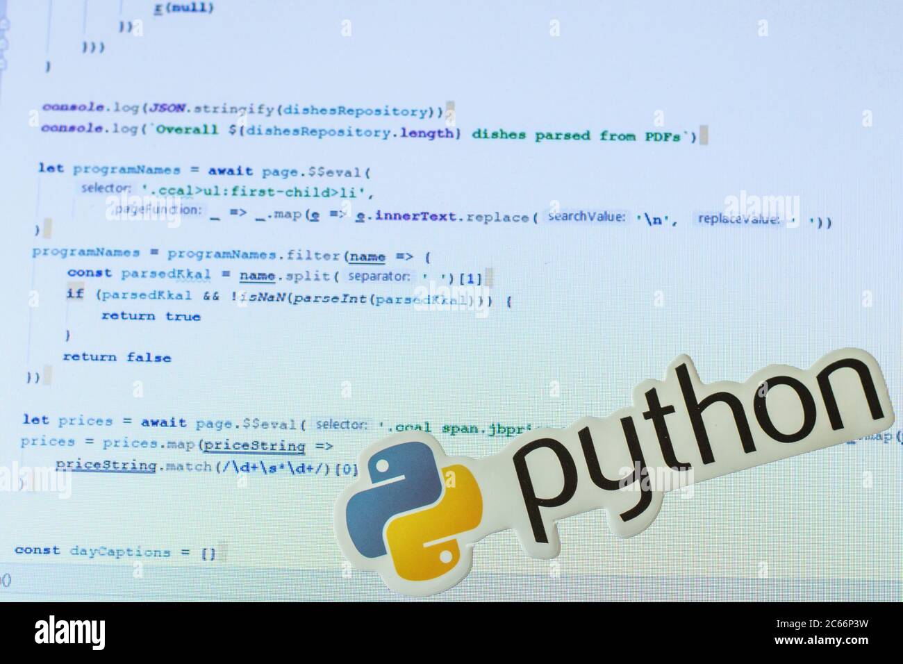 Mosca, Russia - 1 giugno 2020: Logo Python con codice programma su sfondo Editoriale illustrativo Foto Stock