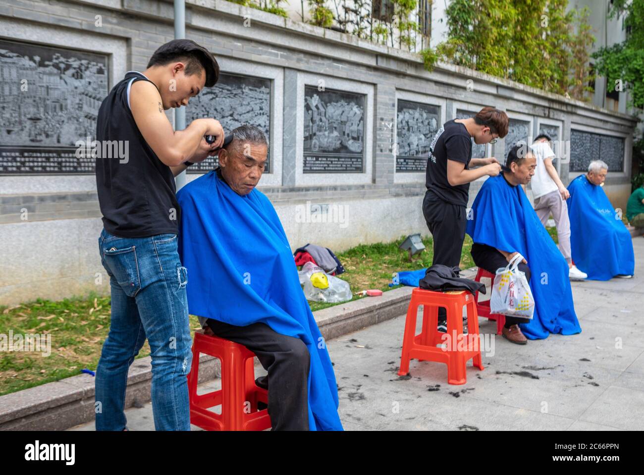 Cina, Suzhou City, barbiere di strada Foto Stock