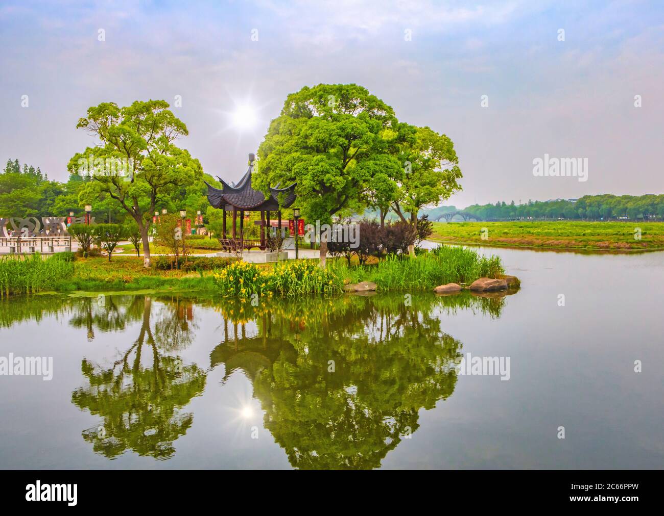 Cina, Shanghai, città Zhujiajiaozhen, giardino Foto Stock