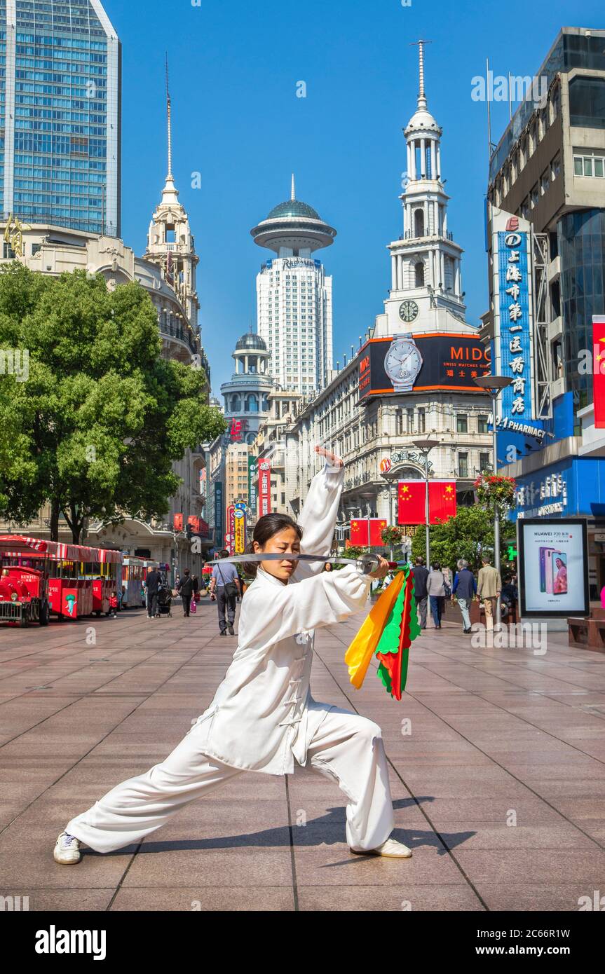 Cina Shanghai City, Nanjin Lu Avenue, ginnastica mattutina Foto Stock