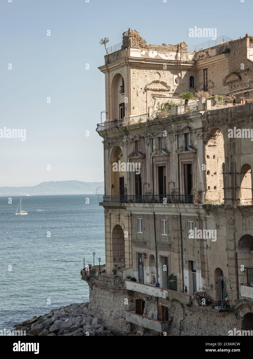 Vista sullo storico edificio Donn'Anna nel porto di Napoli - Italia Foto Stock