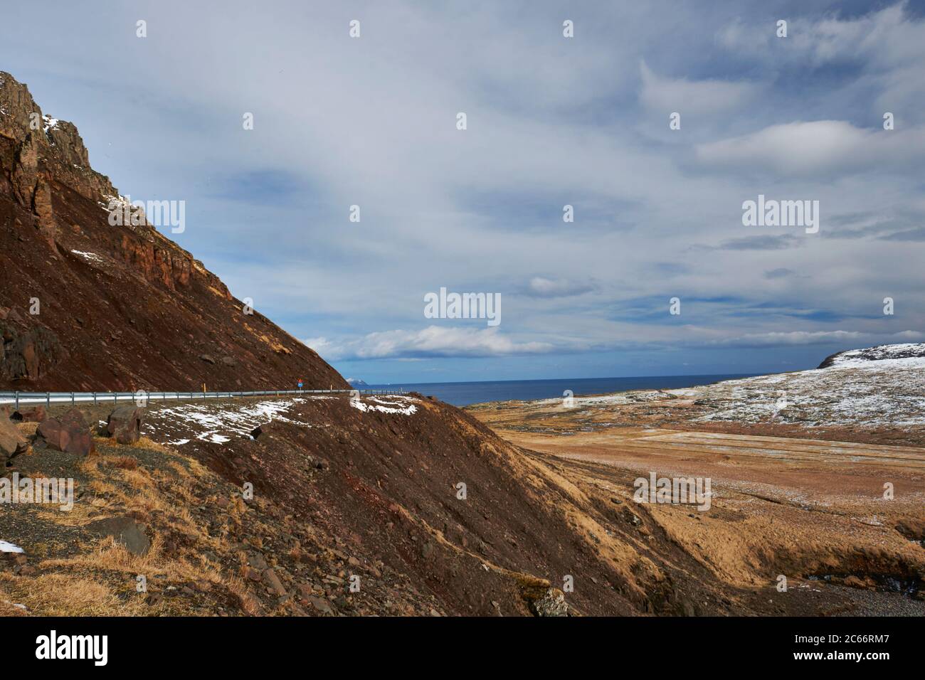 Islanda, strada attraverso i fiordi orientali, cielo nuvoloso Foto Stock