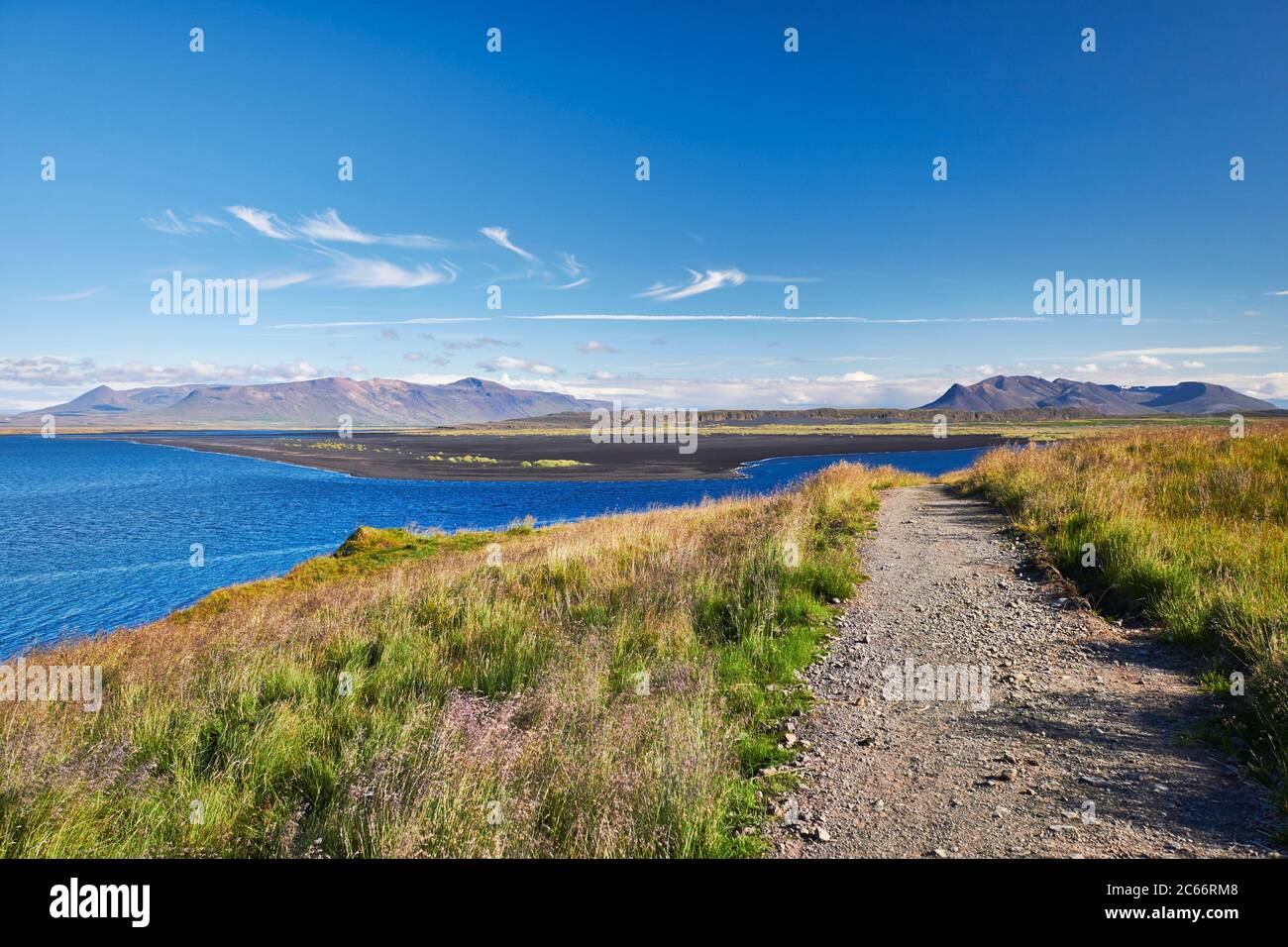 strada a ghiaiosa attraverso paesaggi in ghiands westfjords Foto Stock