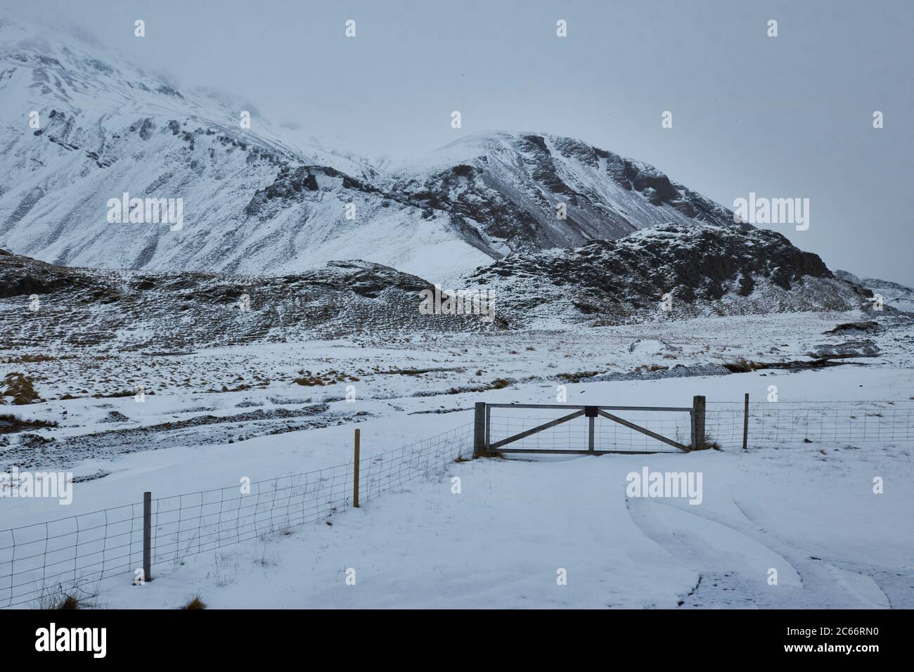 montagne islandesi coperte di neve, fiordi orientali, fengeline Foto Stock