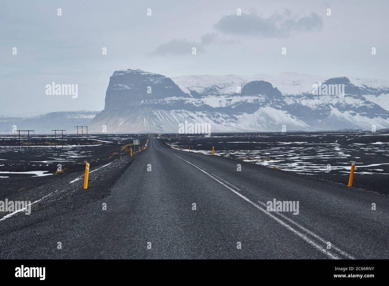 Strada attraverso le montagne islandesi coperte di neve, fiordi orientali, strada n. 1 Foto Stock