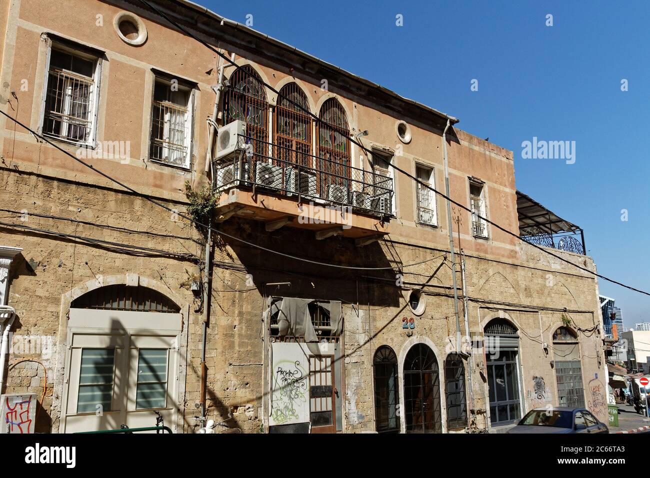 Old Jaffa, Tel Aviv, Israele, Okt5,2016: Vecchia casa con balcone pieno di aria condizionata.Aircos per il raffreddamento in una calda giornata della città a causa del riscaldamento globale Foto Stock