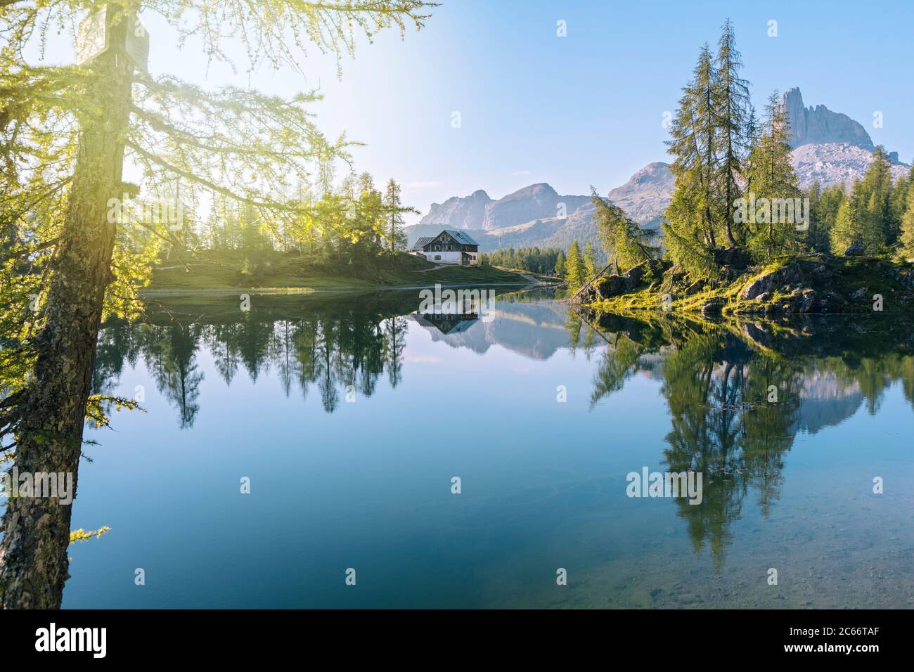 Alba sul Lago Federa in estate, sullo sfondo il Becco di Mezzodi, Dolomiti, Cortina d'Ampezzo, Belluno, Veneto, Italia Foto Stock