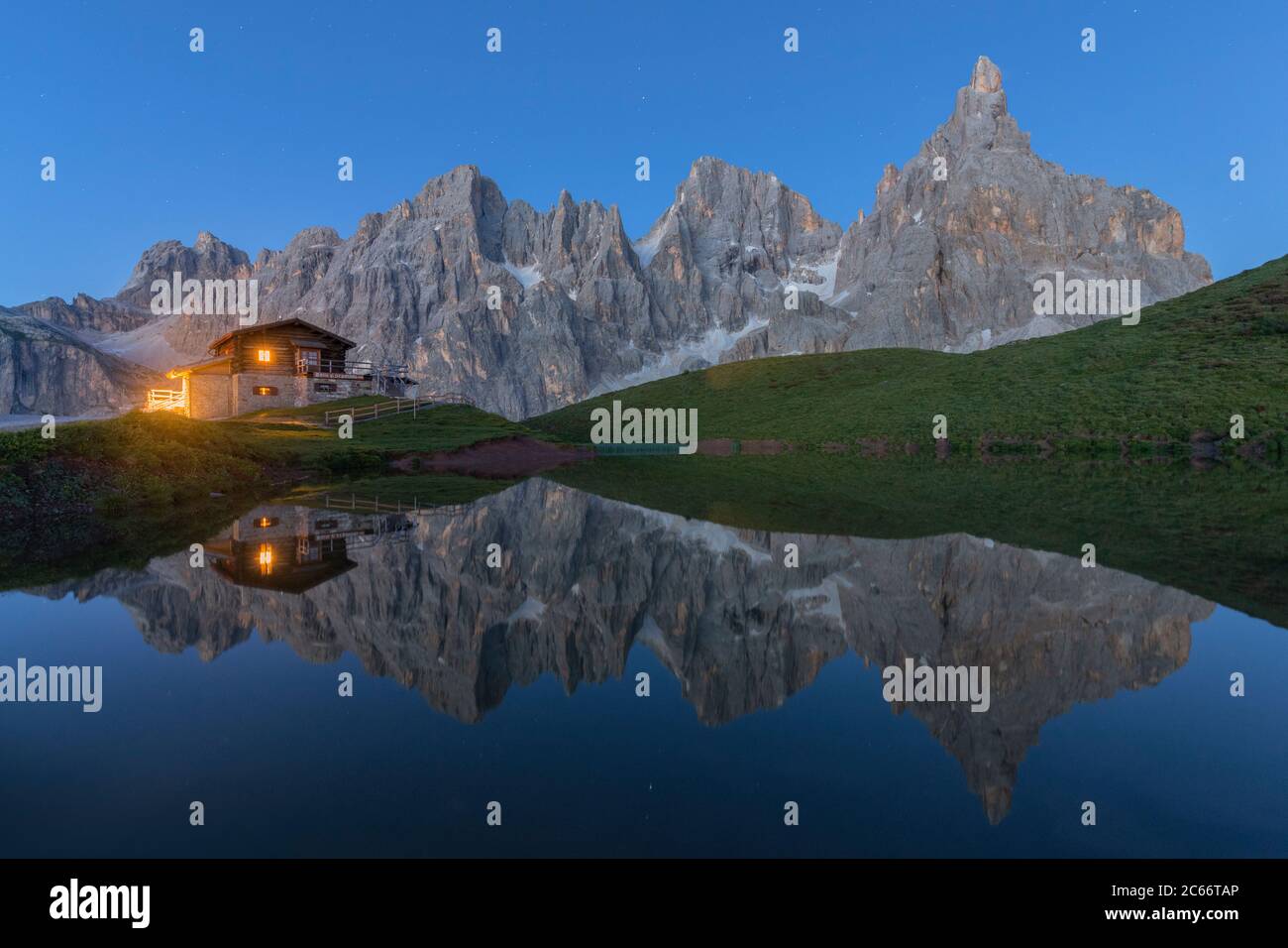 Nord italia, Trentino, parco naturale paneveggio pallido di san martino, rifugio alpino, lago, riflessione, cimon de la pala Foto Stock