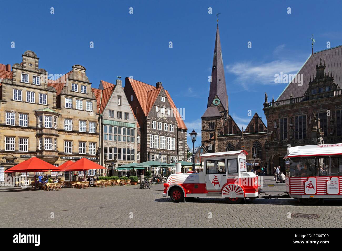 Piazza del mercato con case a tetto, Liebfrauenkirche (Chiesa di nostra Signora) e il municipio, Brema, Germania Foto Stock